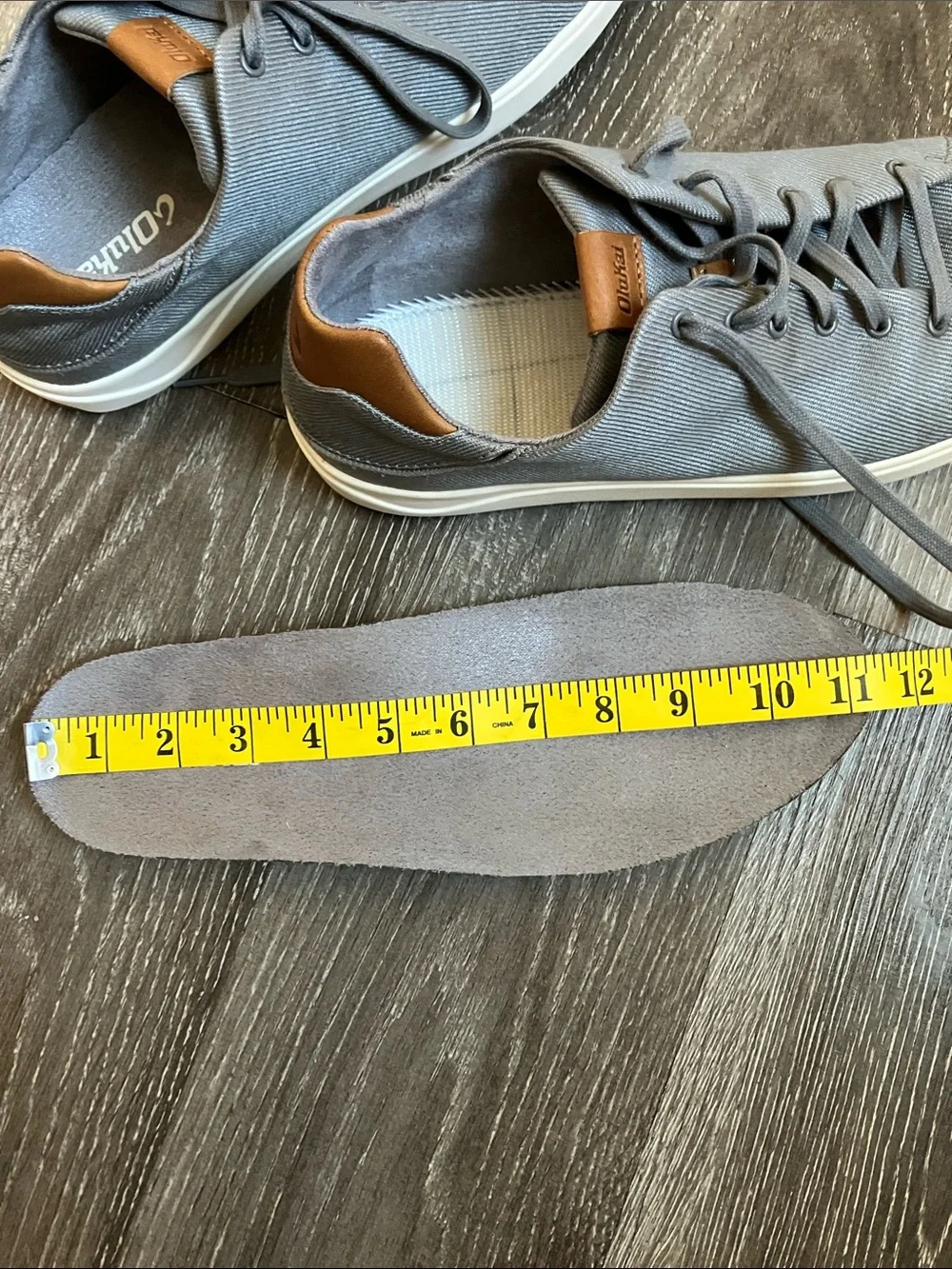 OluKai Lae'ahi Li    Gray Lace-Up Sneakers with Tan Accent